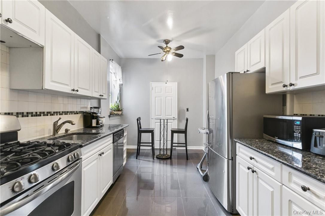 Dining room, Interior, Kitchen, Stainless Steel Appliances, Wood Texture Flooring