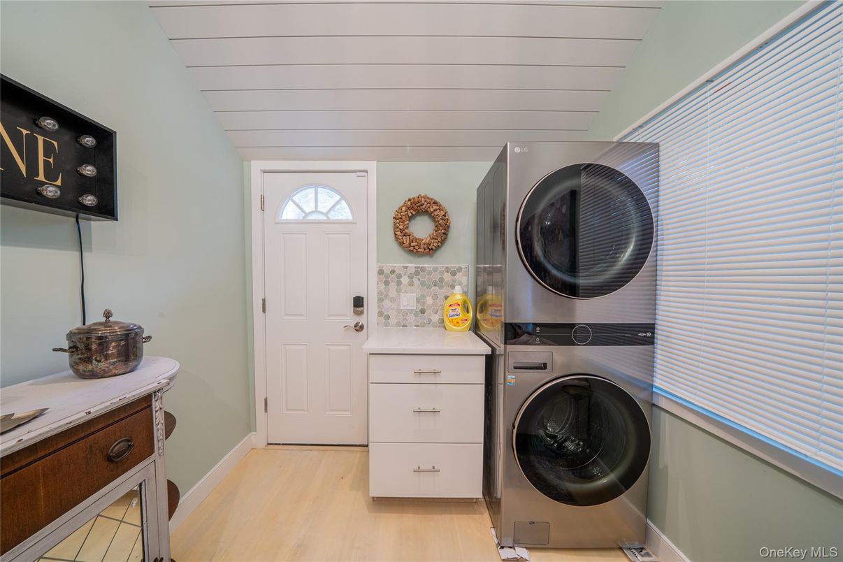 Interior, Washer, Wood Texture Flooring
