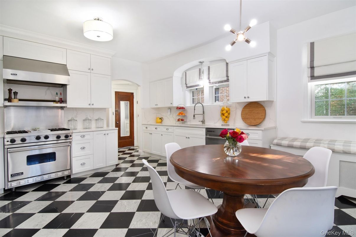 Dining room, Interior, Kitchen, Pendant Lights, Stainless Steel Appliances