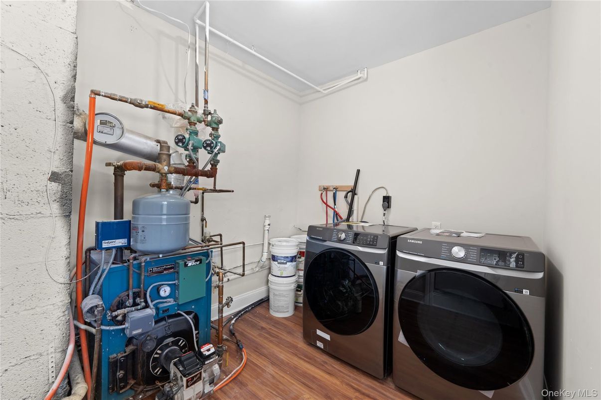 Interior, Washer, Wood Texture Flooring
