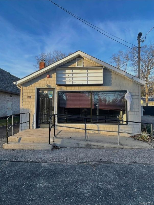 Exterior, Facade, Split Level