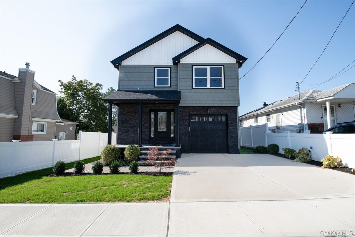 Attached, Exterior, Facade, Farmhouse