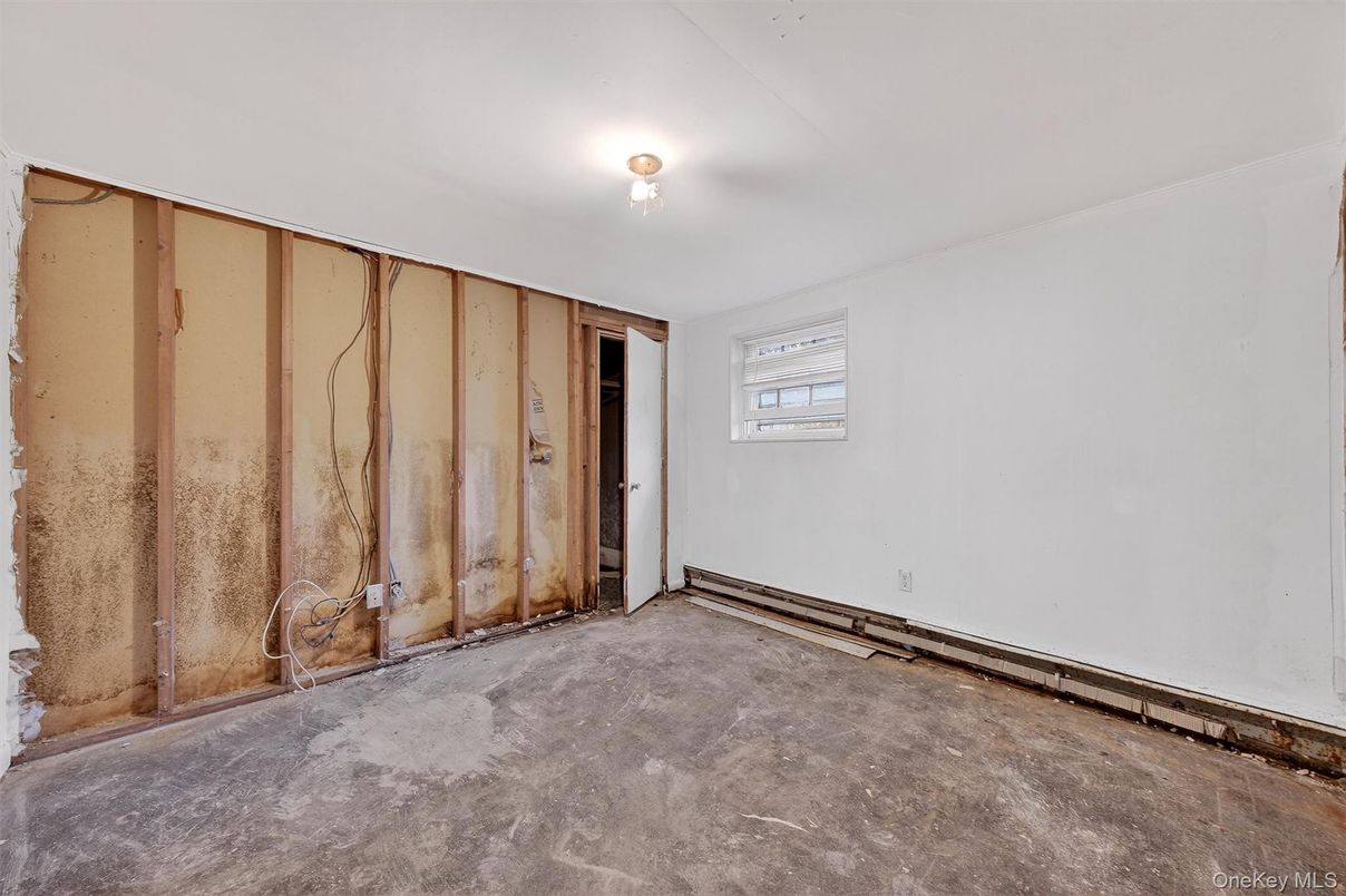 Empty room, Interior