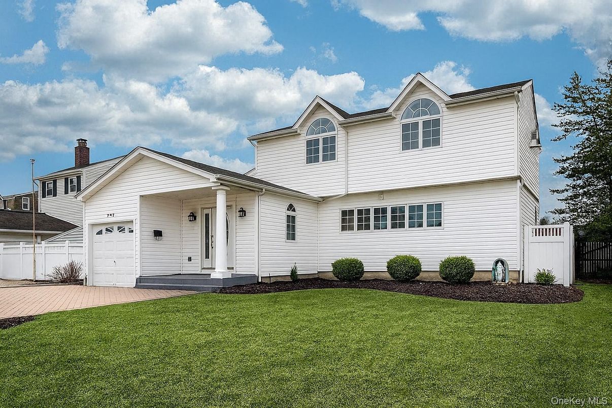 Attached, Exterior, Facade, Farmhouse