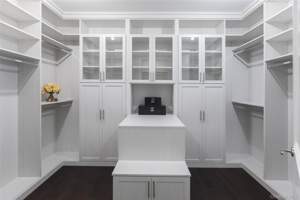Interior, Walk-in Closets, Wood Texture Flooring