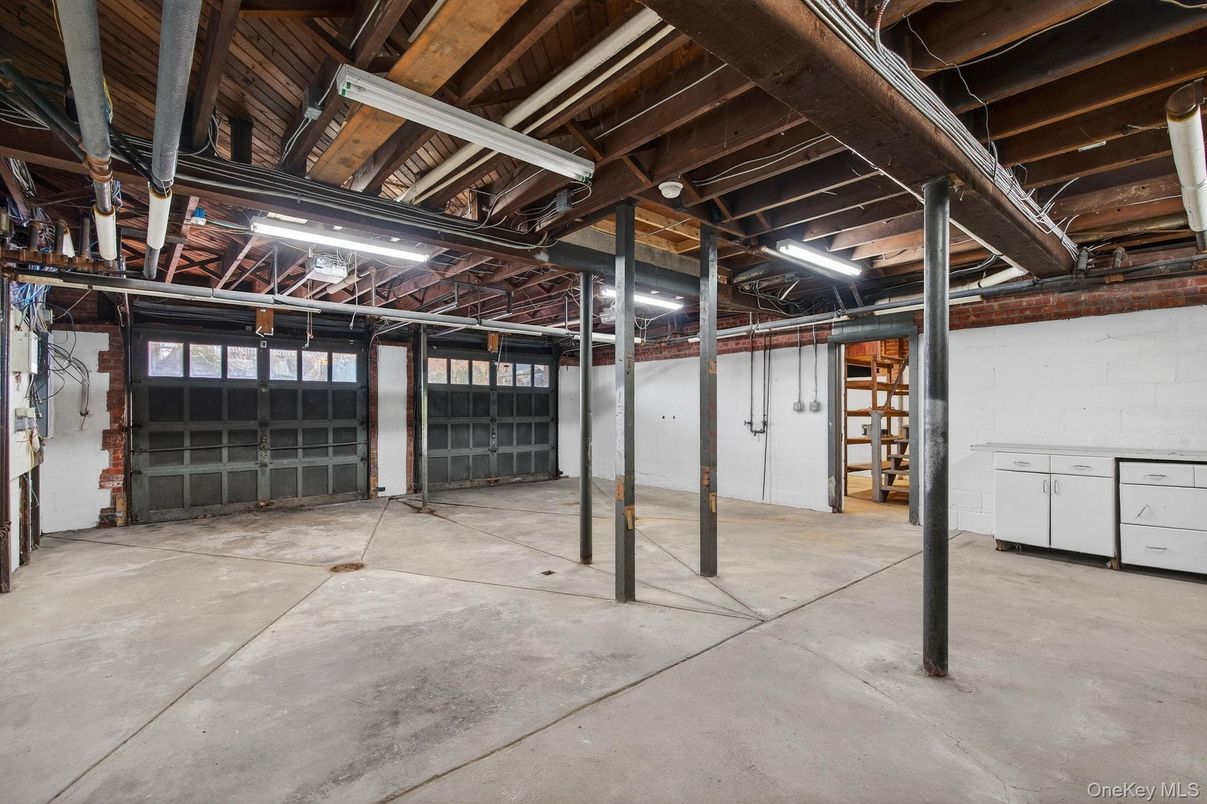 Garage, Interior, Wooden Beams