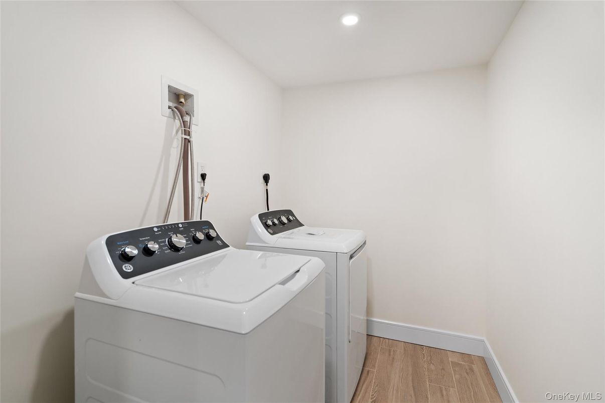 Interior, Recessed Lighting, Washer, Wood Texture Flooring
