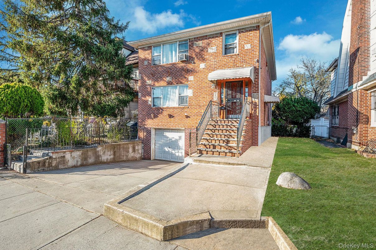 Attached, Exterior, Facade, Brick Facade, Georgian