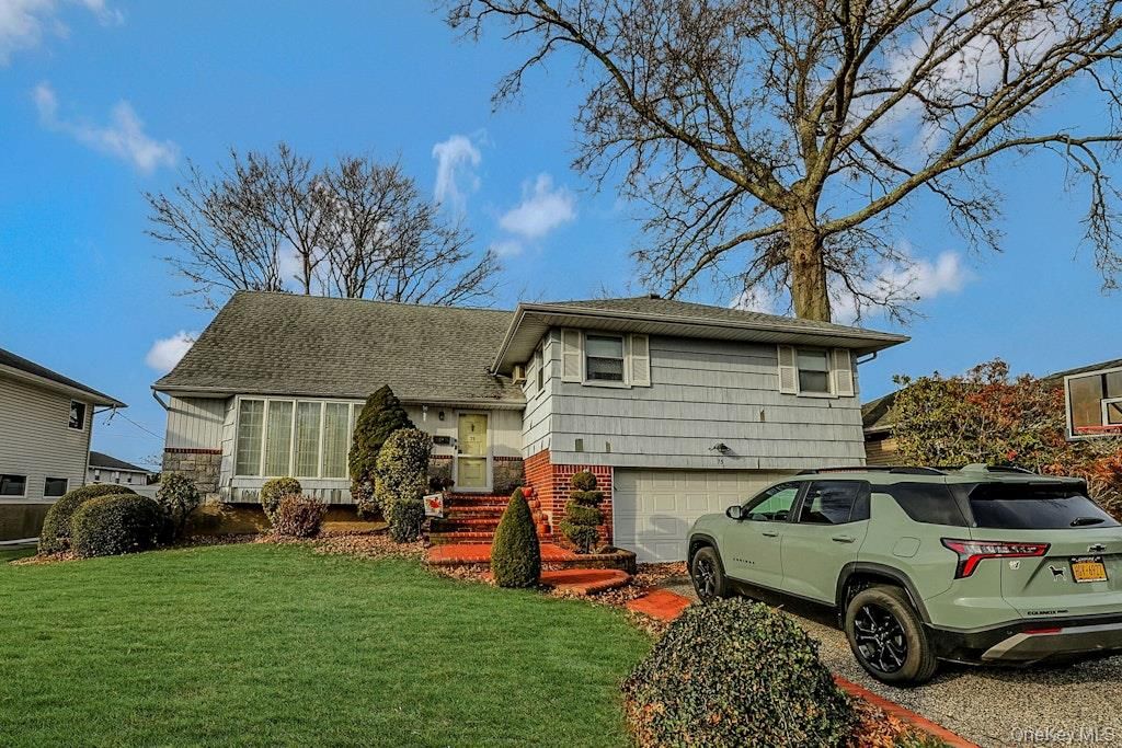 Attached, Exterior, Facade, Split Level