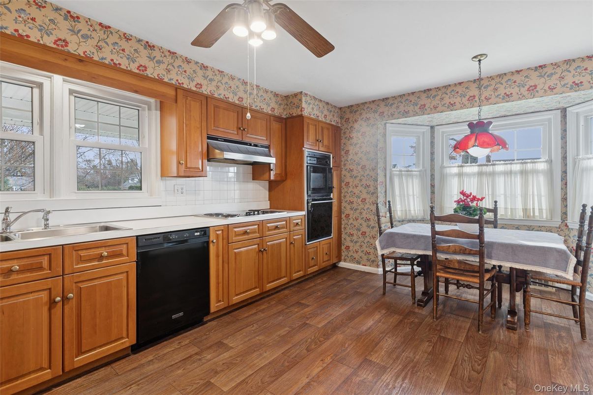 Dining room, Interior, Kitchen, Pendant Lights, Wood Texture Flooring