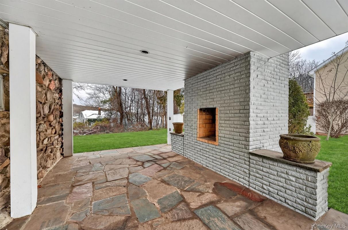 Exterior, Fireplace, Outdoor Kitchen