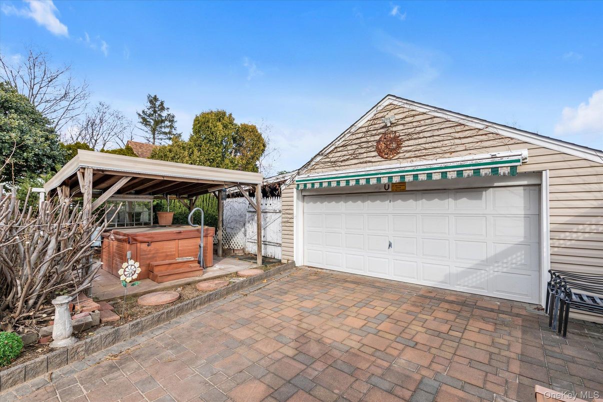 Detached Garage, Exterior, Hot Tub
