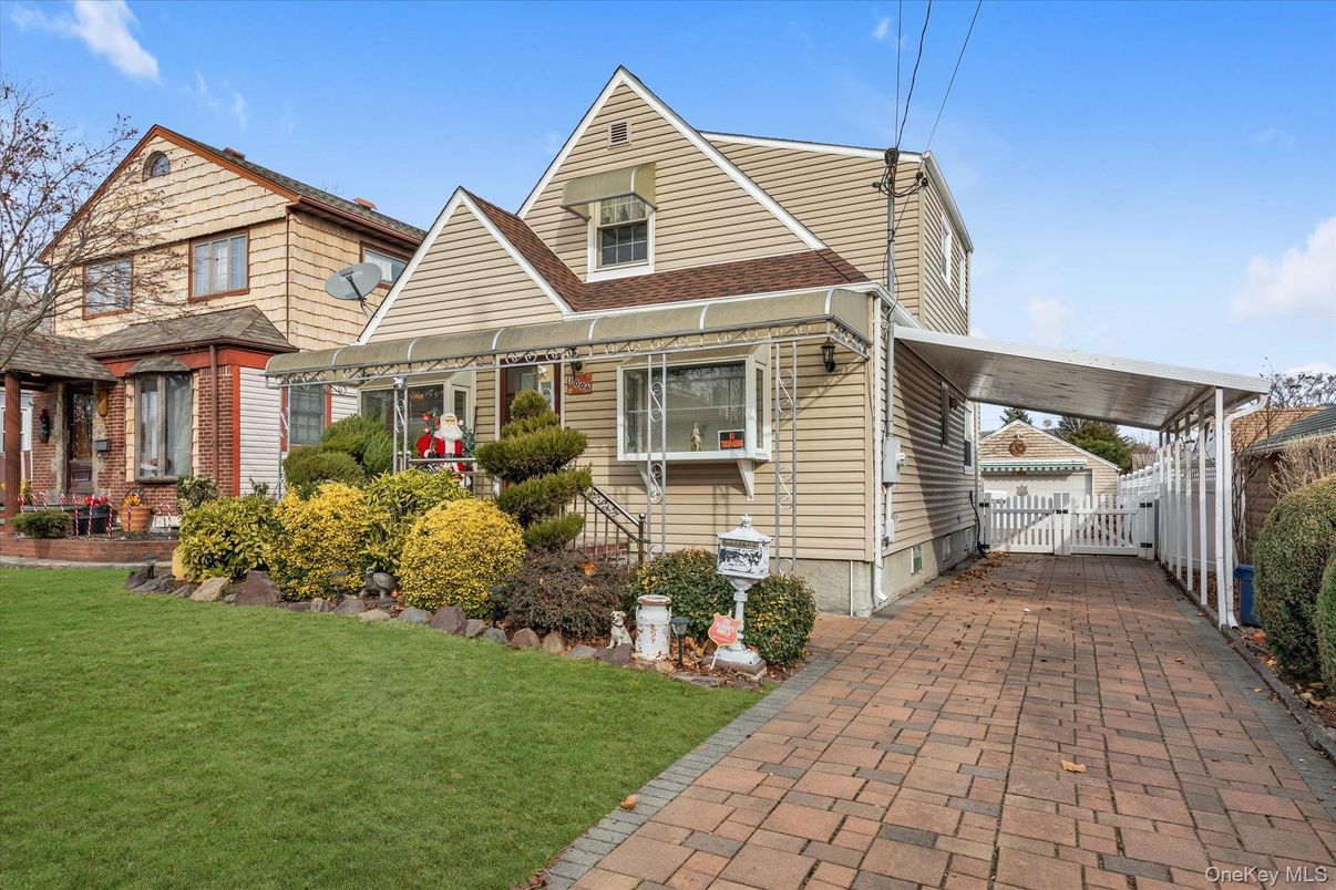 Exterior, Facade, Queen Anne Victorian