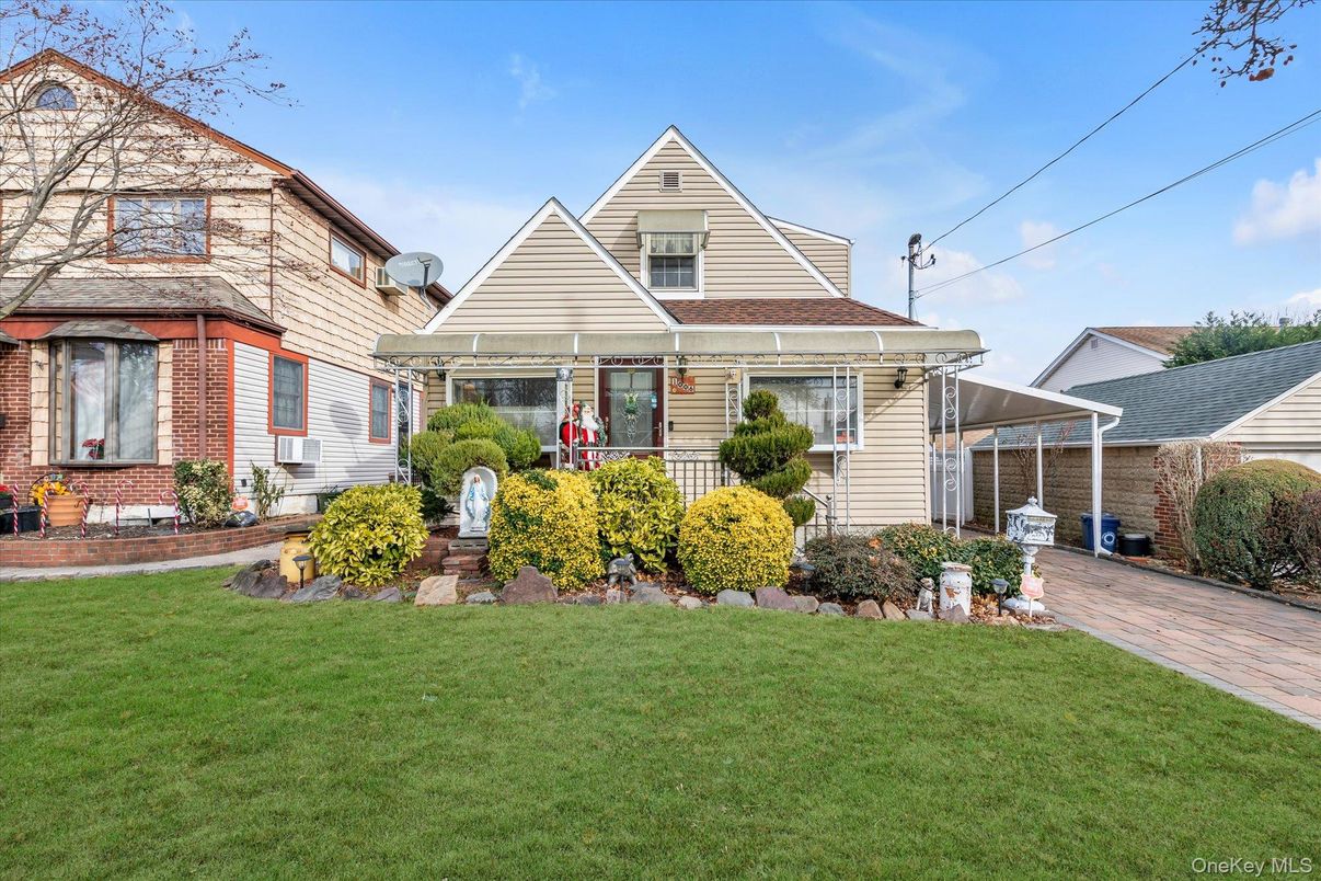 Exterior, Facade, Brick Facade, Queen Anne Victorian