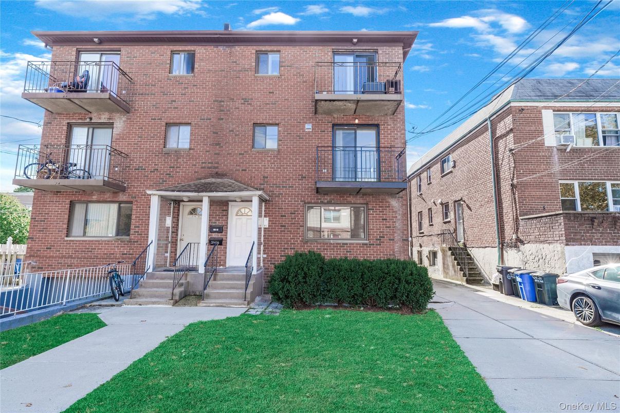 Exterior, Facade, Brick Facade, Rowhouse