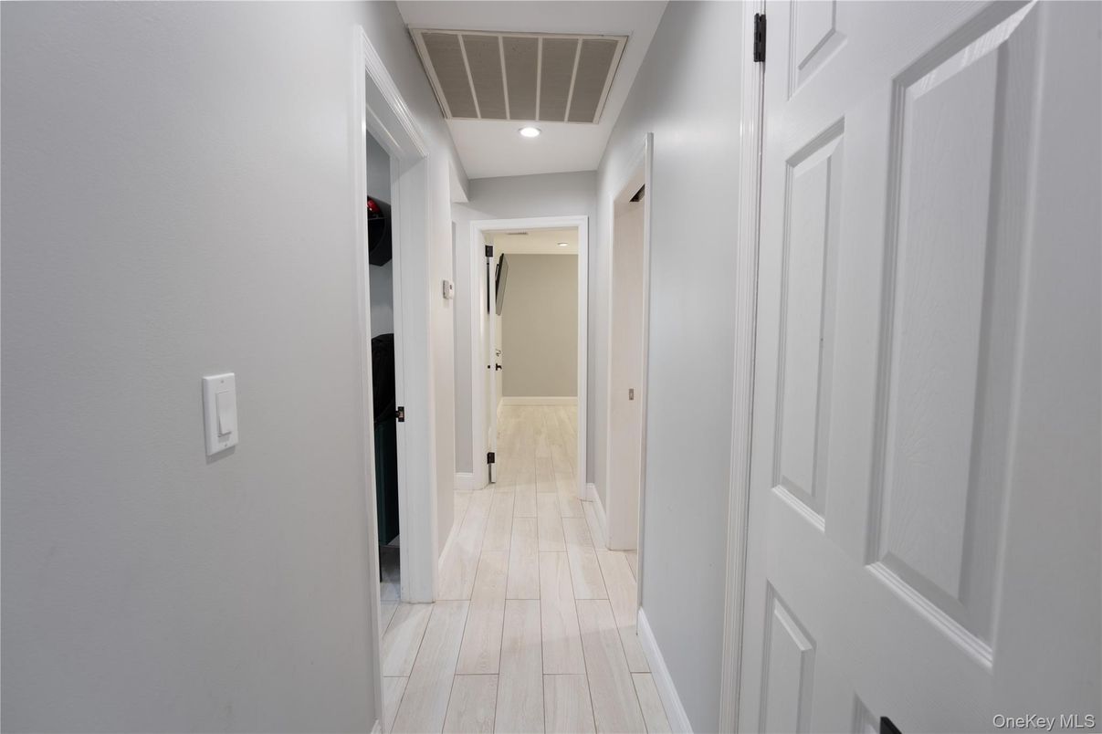 Interior, Recessed Lighting, Wood Texture Flooring