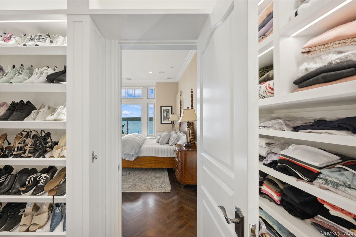 Bedroom, Interior, Recessed Lighting, Walk-in Closets, Water, Wood Texture Flooring