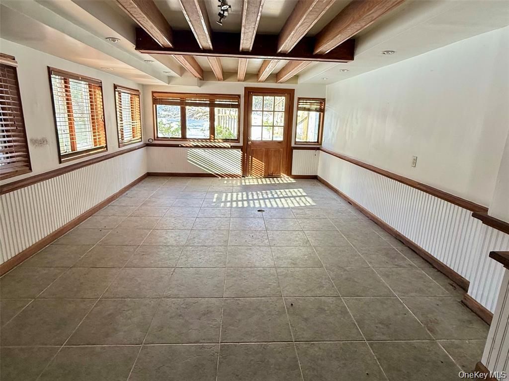 Empty room, Interior, Wooden Beams