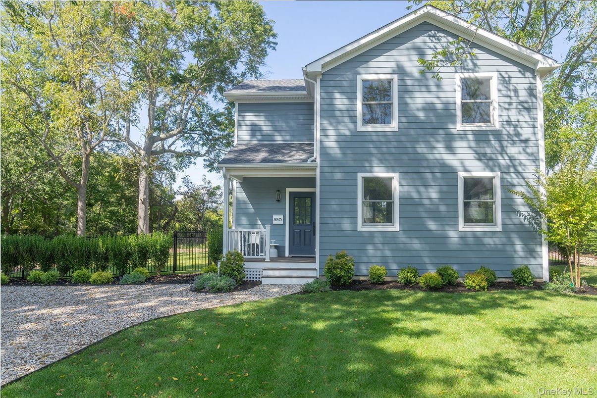 Exterior, Facade, Split Level