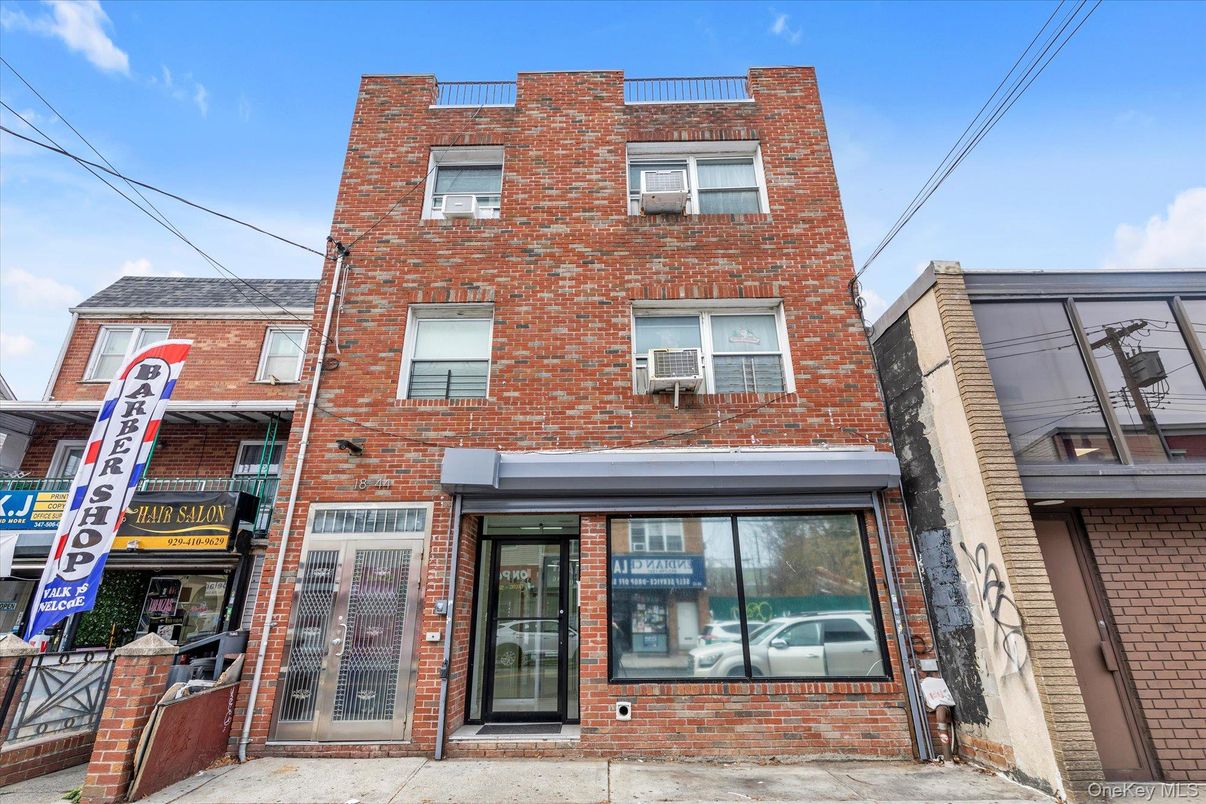 Exterior, Facade, Brick Facade, Rowhouse