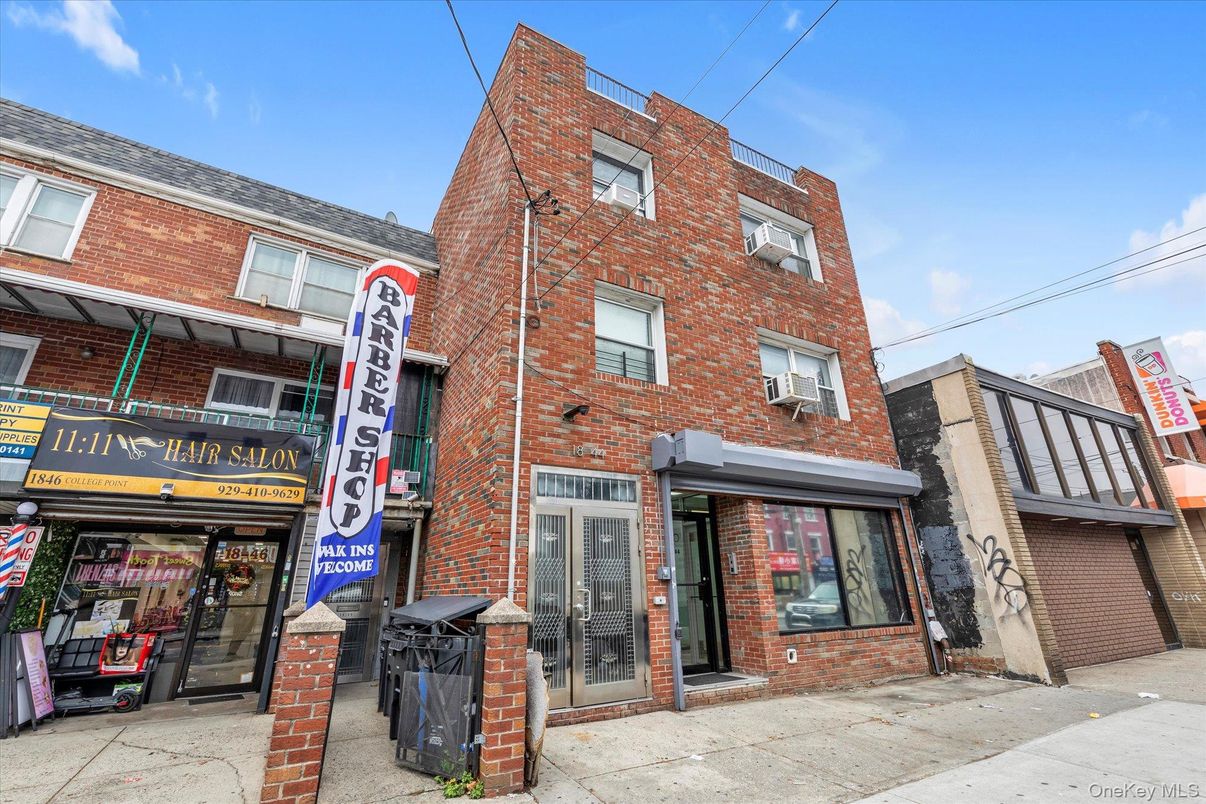 Exterior, Facade, Brick Facade, Rowhouse