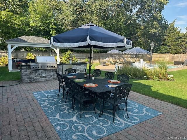 Backyard, Exterior, Outdoor Kitchen