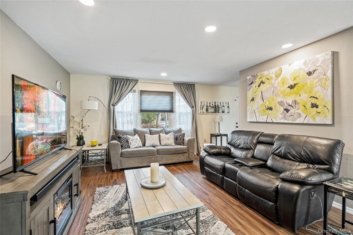 Interior, Living room, Recessed Lighting, Wood Texture Flooring