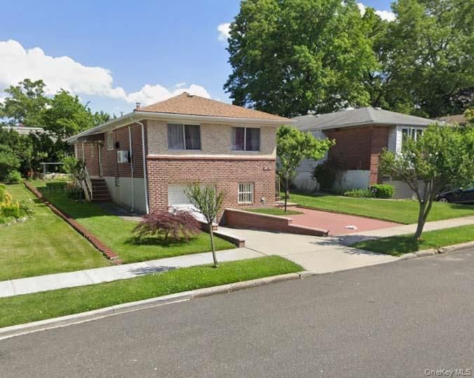 Exterior, Facade, Brick Facade, Split Level