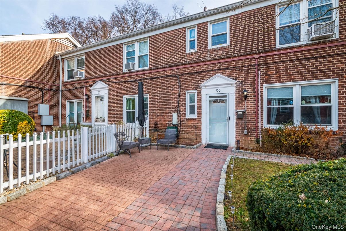 Exterior, Facade, Brick Facade, Georgian