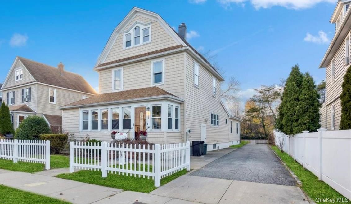 Exterior, Facade, Queen Anne Victorian