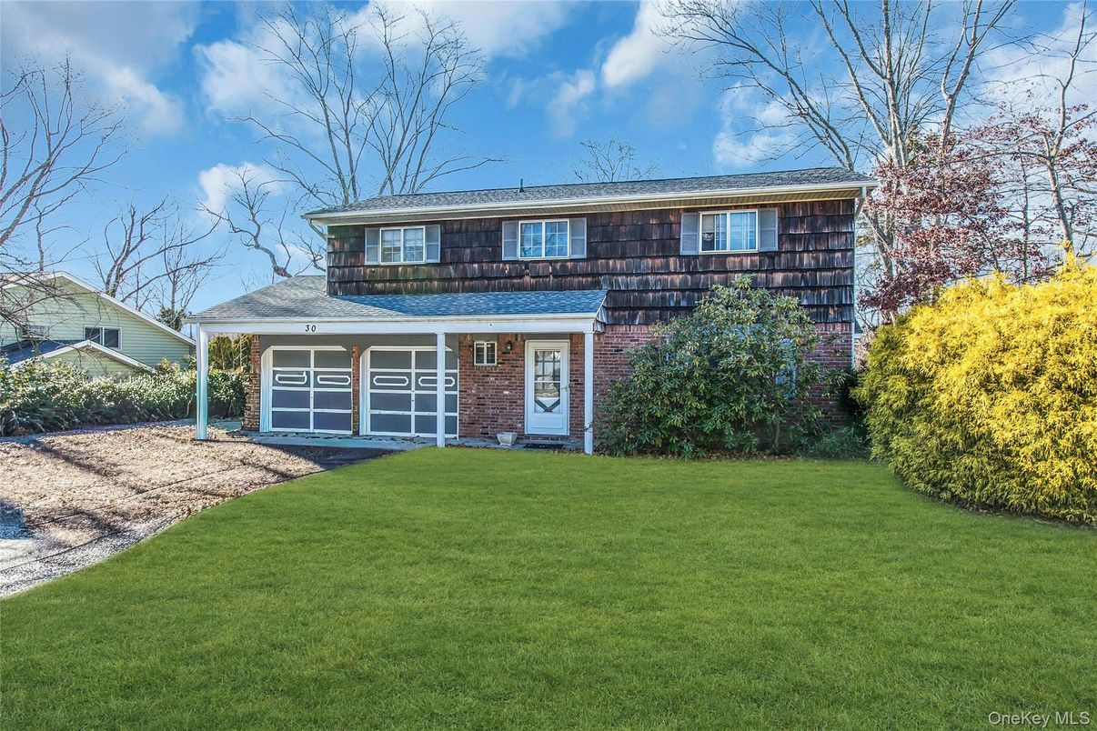 Attached, Exterior, Facade, Brick Facade, Split Level