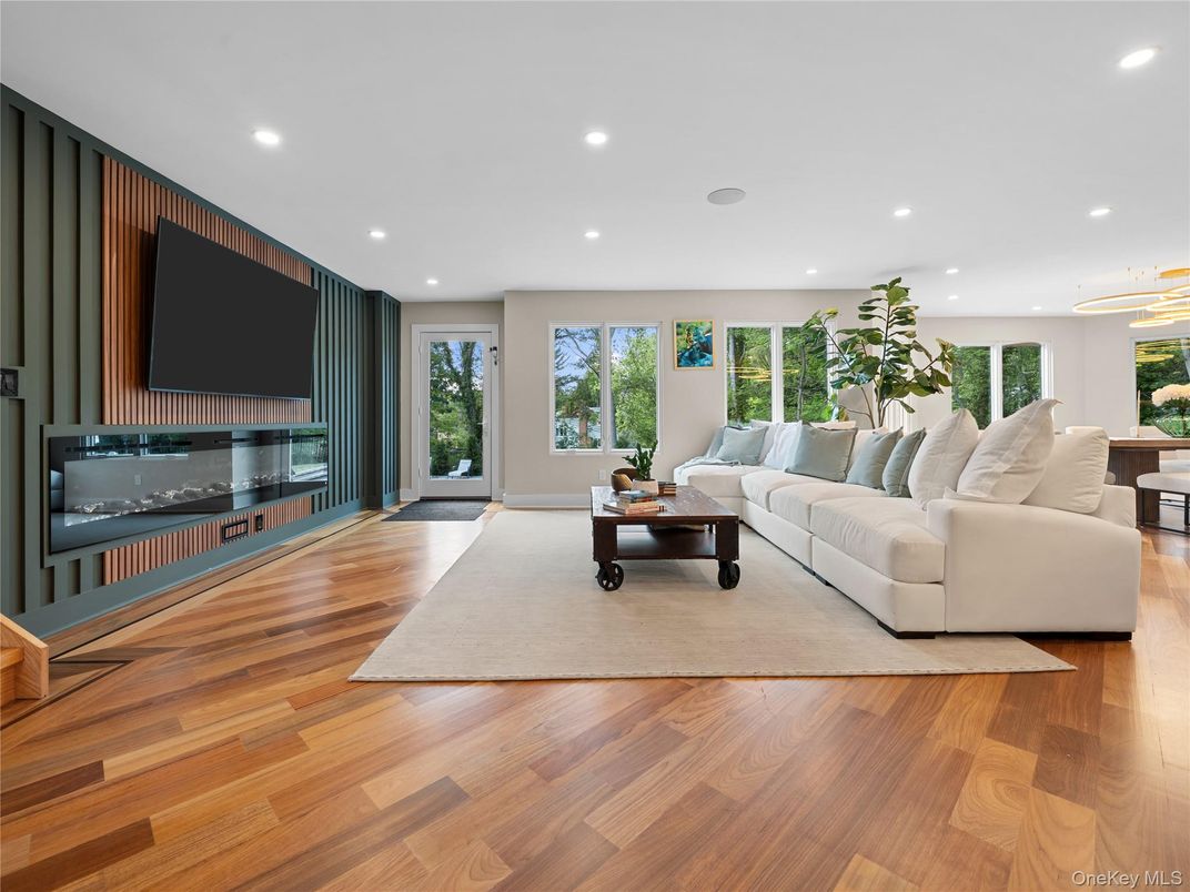 Interior, Living room, Recessed Lighting, Wood Texture Flooring