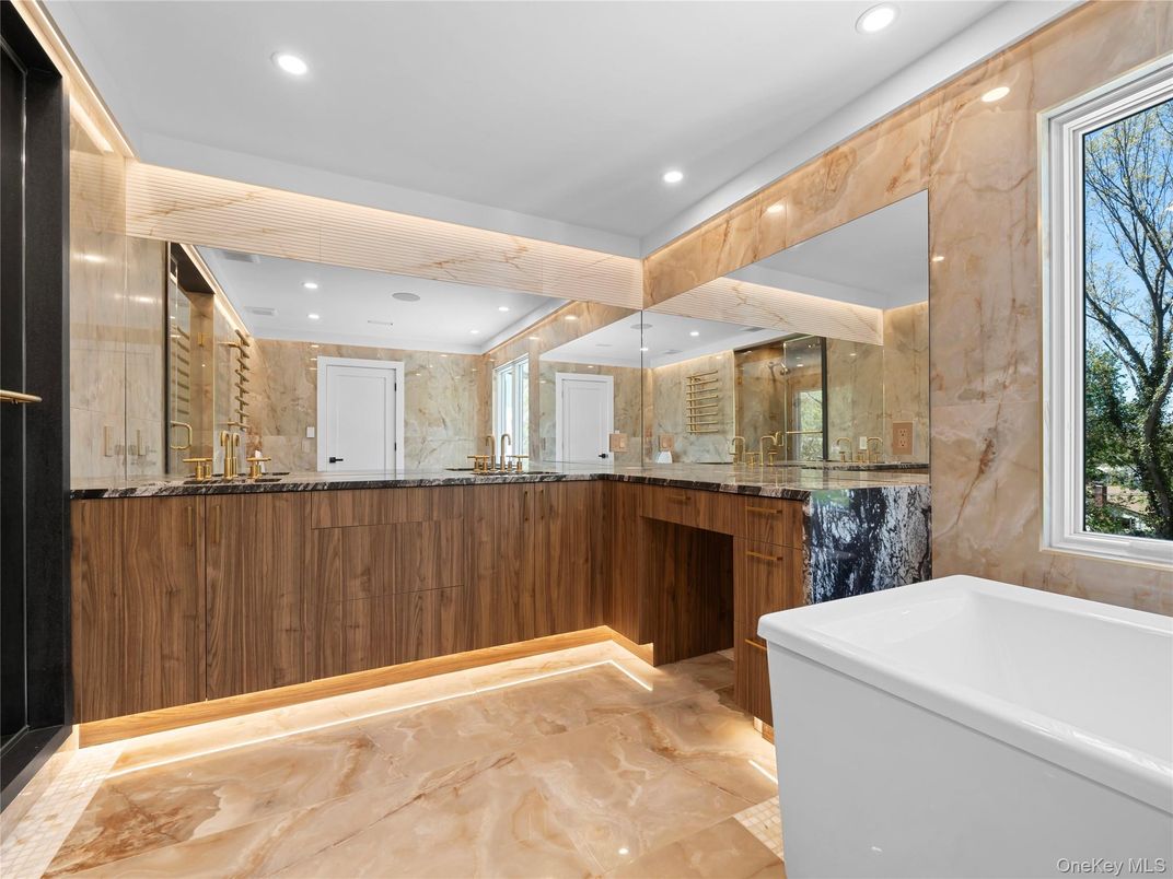 Bathroom, Interior, Recessed Lighting