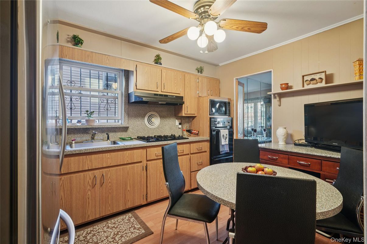 Dining room, Interior, Kitchen, Stainless Steel Appliances, Wood Texture Flooring