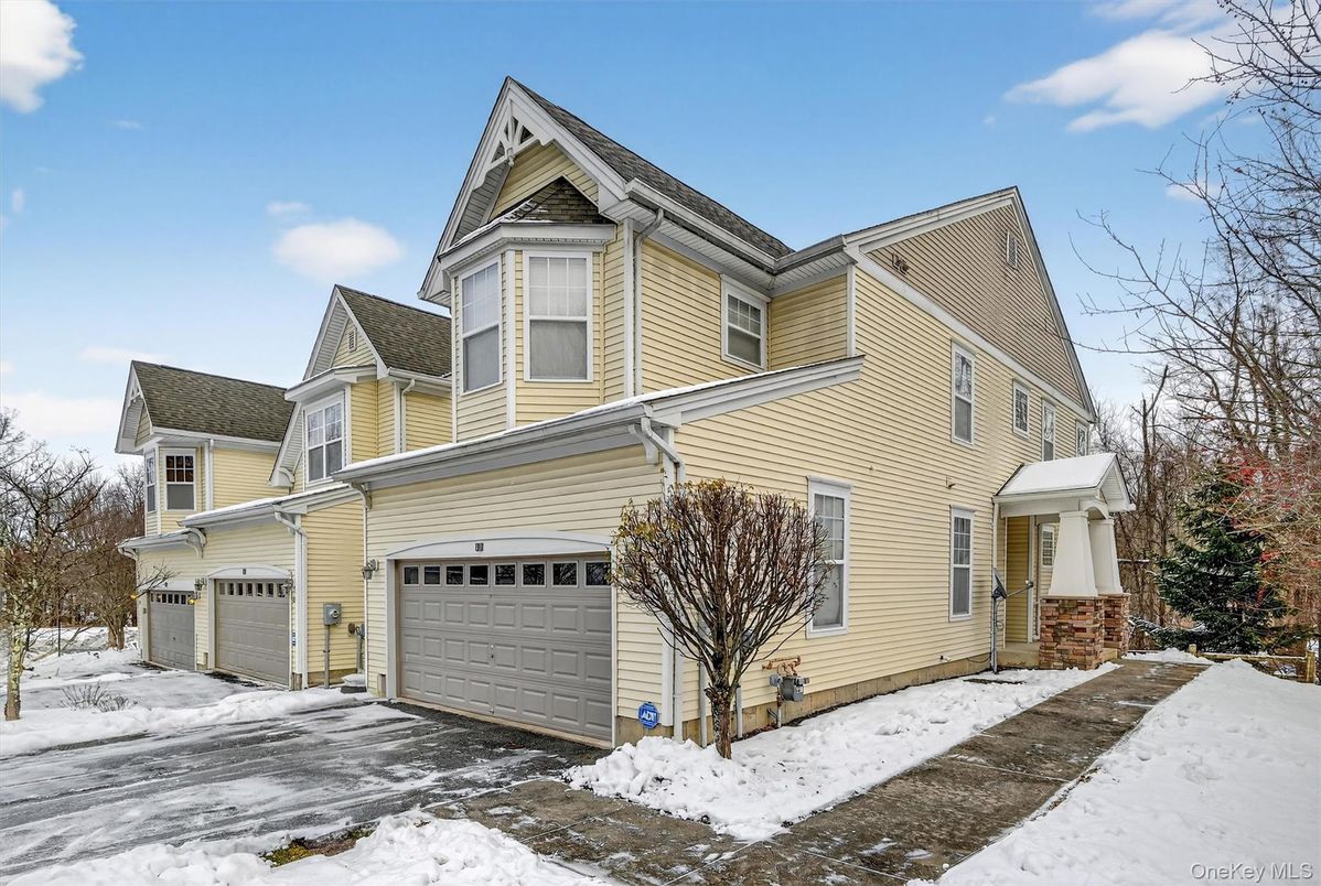 Attached, Exterior, Facade, Queen Anne Victorian