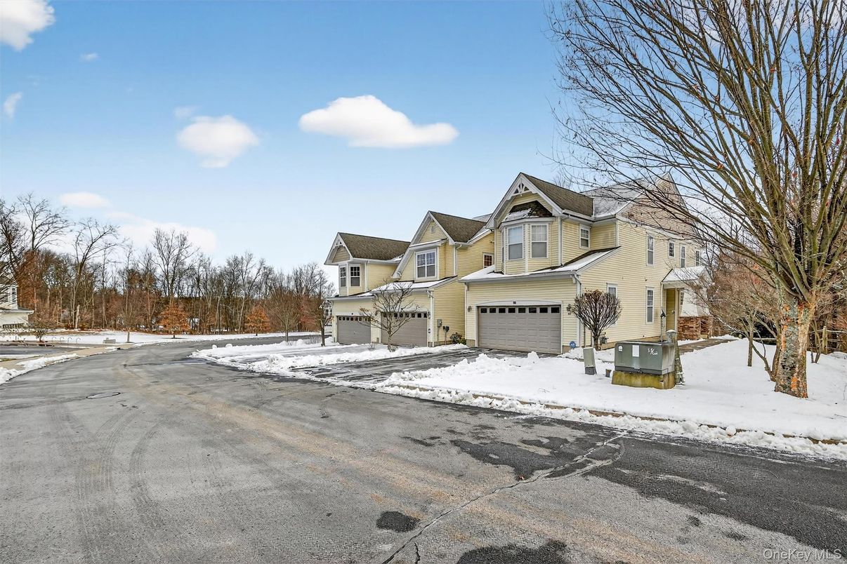 Attached, Exterior, Facade, Queen Anne Victorian