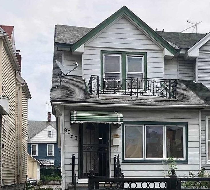 Exterior, Facade, Queen Anne Victorian