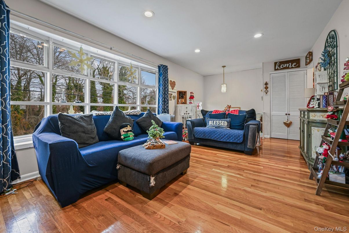 Interior, Living room, Pendant Lights, Recessed Lighting, Wood Texture Flooring