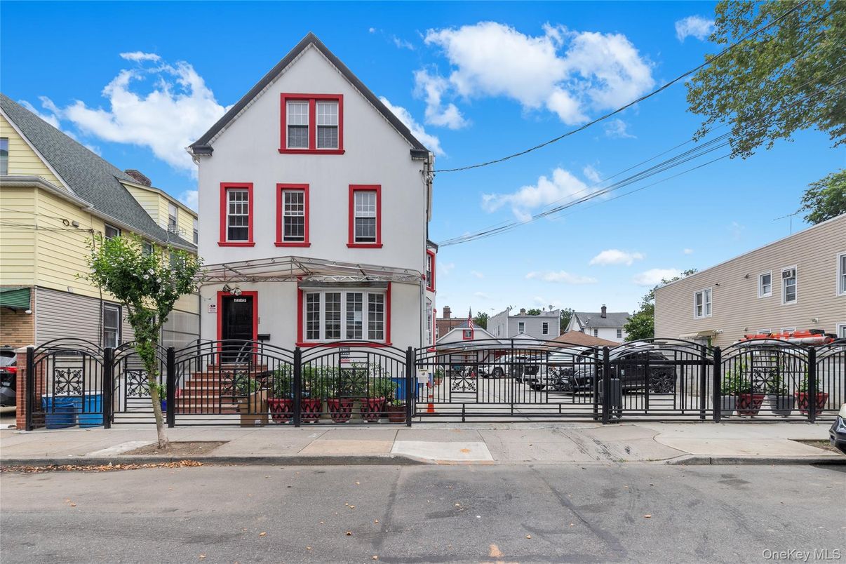 Exterior, Facade, Queen Anne Victorian