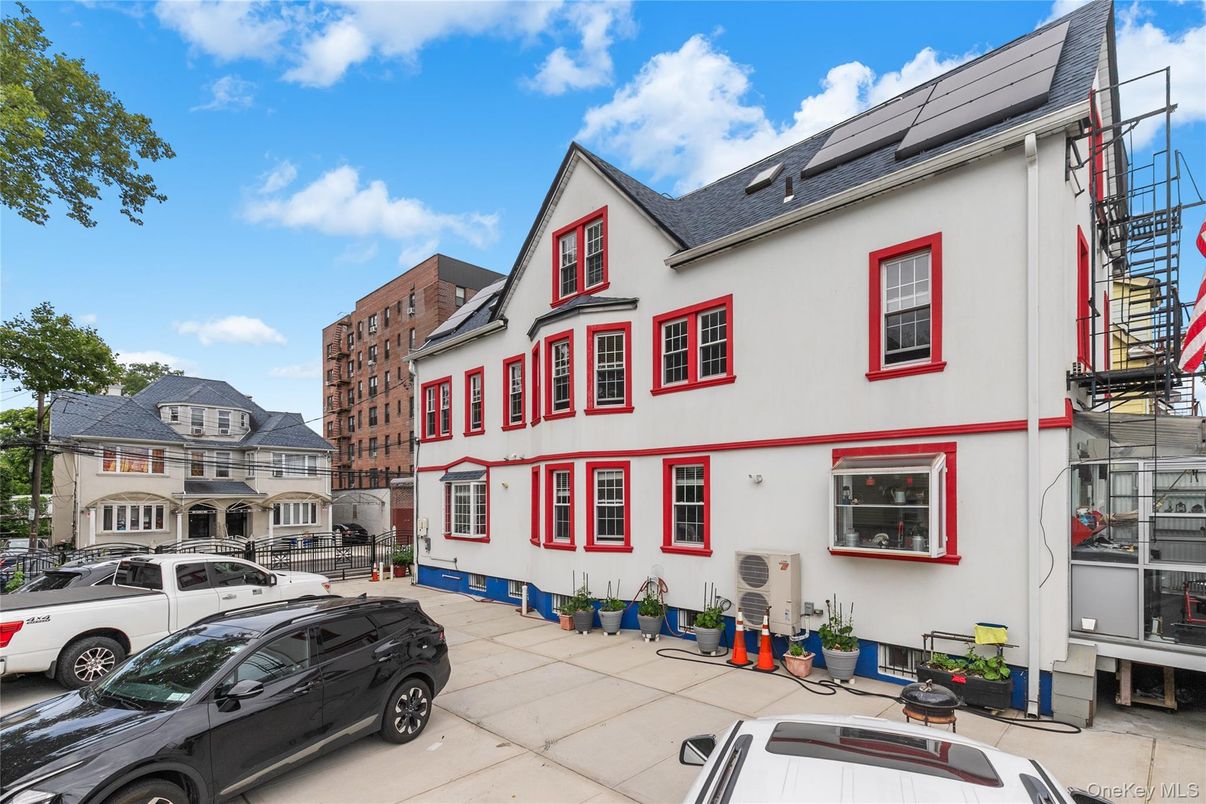 Exterior, Facade, Solar Panels, Rowhouse
