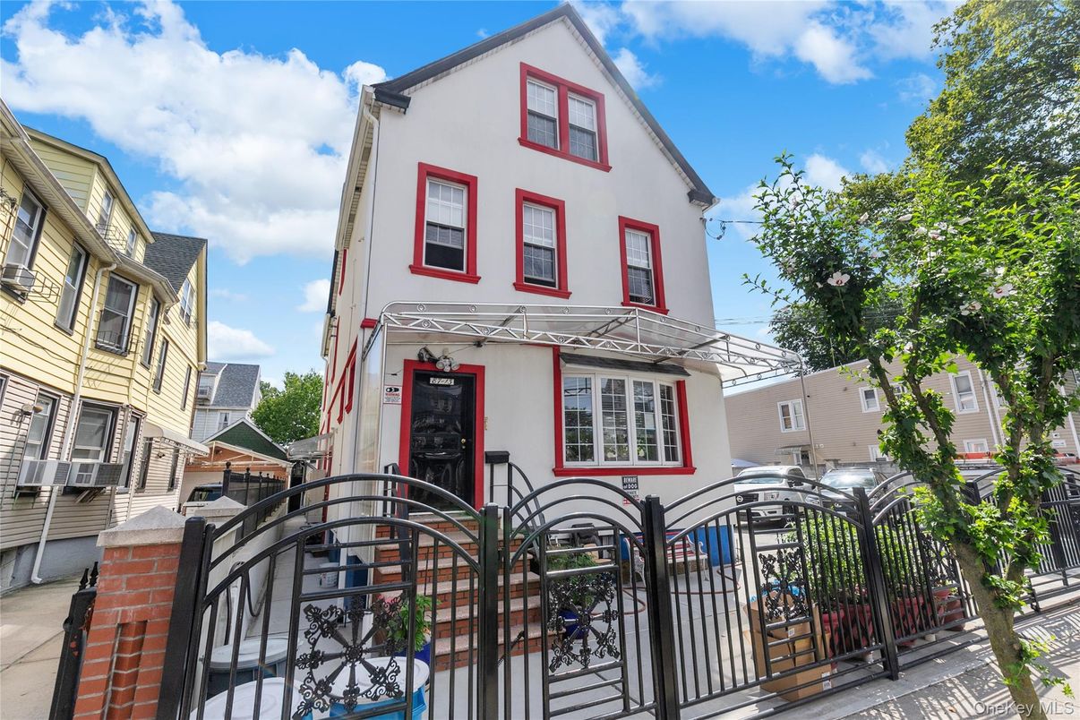 Exterior, Facade, Rowhouse