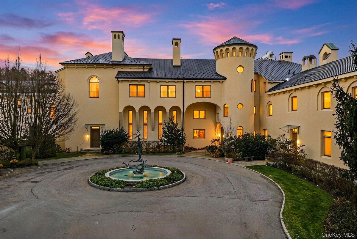 Exterior, Facade, Mediterranean