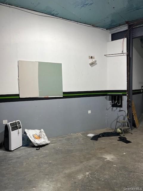 Empty room, Interior