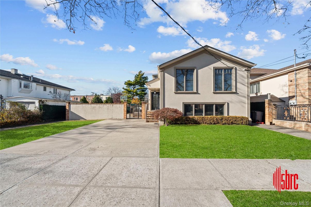 Backyard, Exterior, Facade, Split Level