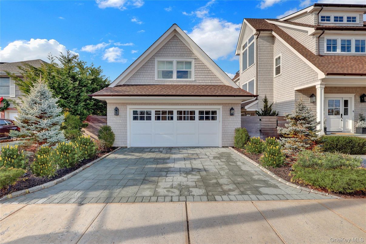 Attached, Exterior, Facade, Queen Anne Victorian