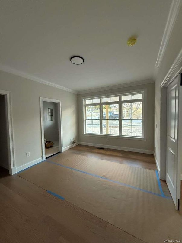 Empty room, Interior