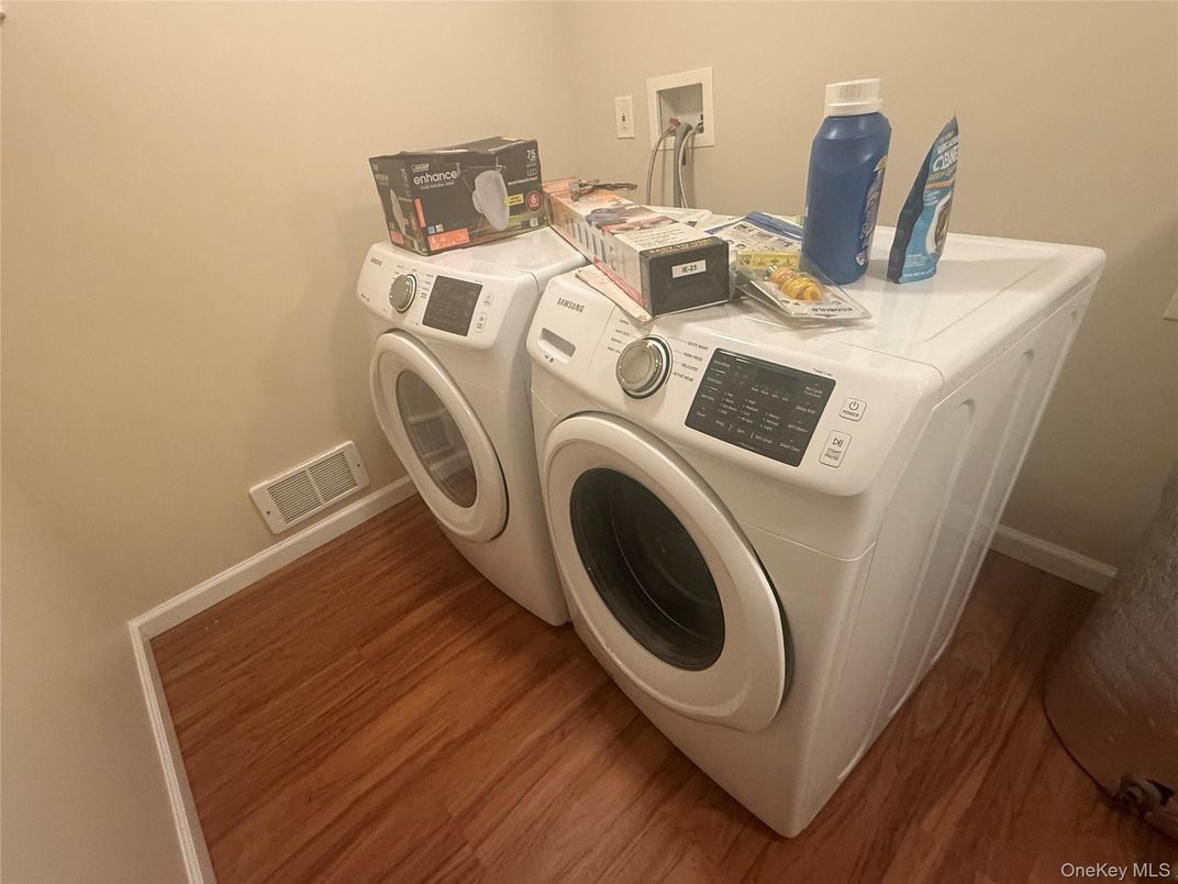 Interior, Washer, Wood Texture Flooring