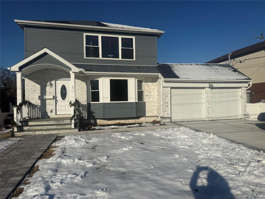 Attached, Exterior, Facade, American Foursquare