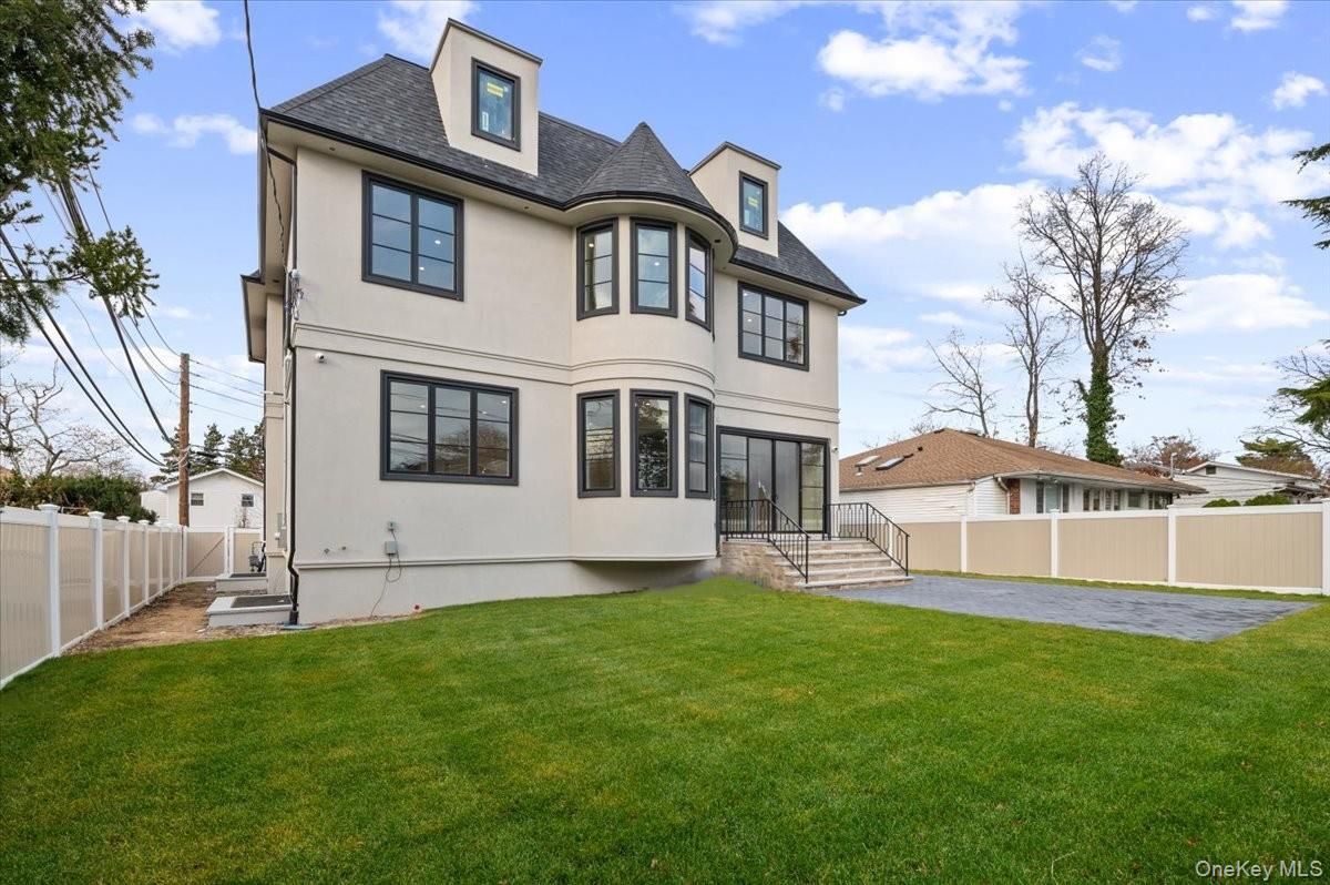 Backyard, Exterior, Facade, Queen Anne Victorian
