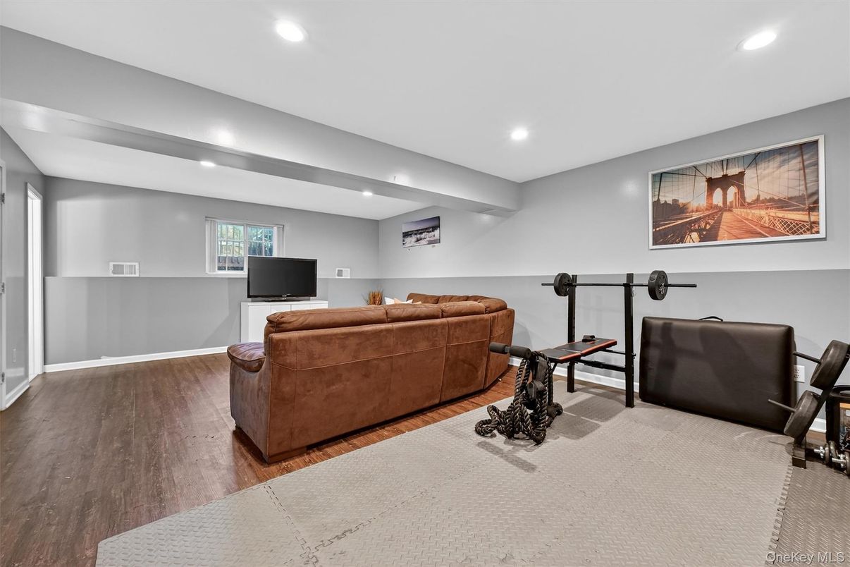 Fitness Equipment, Interior, Living room, Recessed Lighting, Wood Texture Flooring